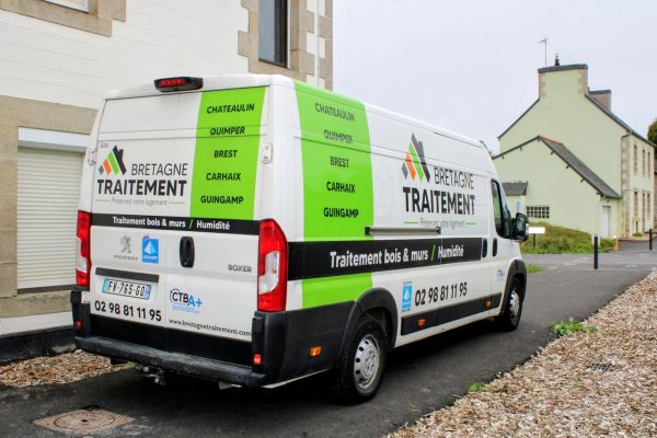 Fourgon Bretagne Traitement stationné devant des bâtiments
