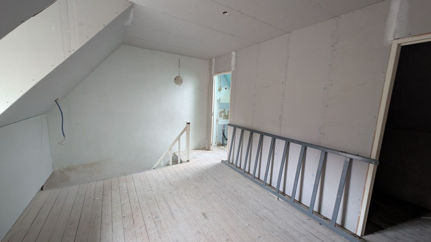 Combles en rénovation avec escalier et cloison sèche